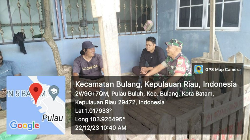 Bintara Pembina Desa (Babinsa) 05 Kelurahan Pulau Buluh Sertu Evi Putra melaksanakan kegiatan Komunikasi Sosial (Komsos) dengan warga di wilayah binaan