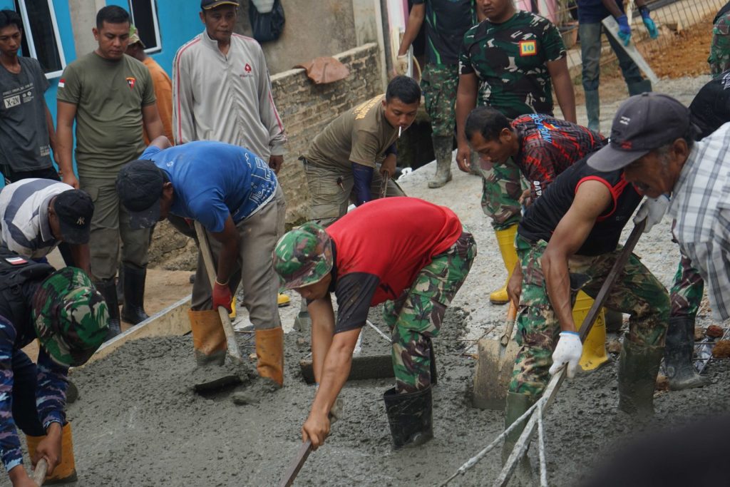 Satgas TMMD 120 Bersaama Masrakay Melakukan Pengecoran